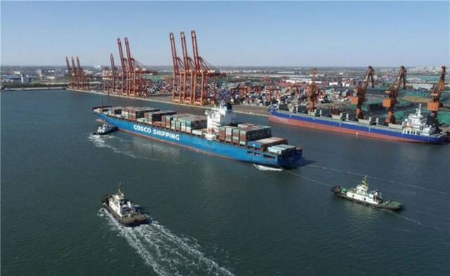 10月23日，一艘轮船向唐山港京唐港区集装箱码头靠泊（无人机照片）。新华社记者朱旭东摄