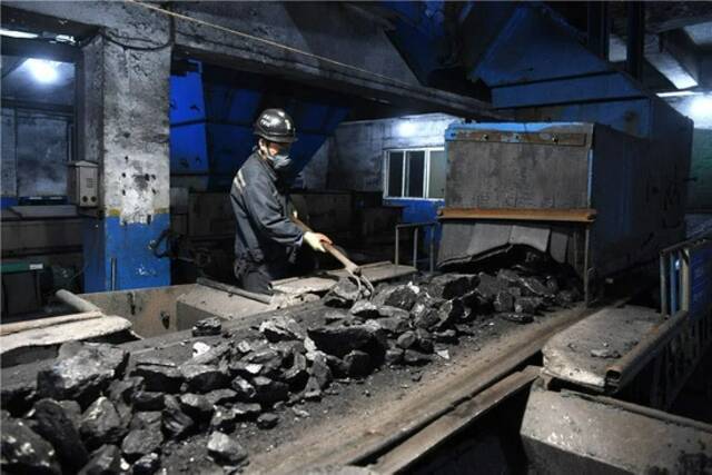  10月20日，安徽省宿州市钱营孜煤矿工人在筛分电煤。新华社记者韩旭摄
