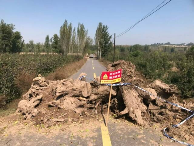 洪水过后，祁县涧法村附近的一处断头路。
