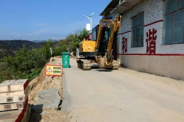 吕梁市后贺庄村道路出现滑坡，成了“危路”。