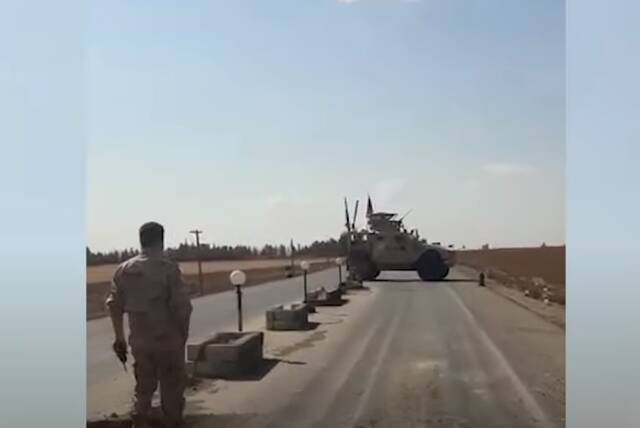 俄媒：叙利亚军队在战略公路拦截美军装甲车队，迫使其掉头离开