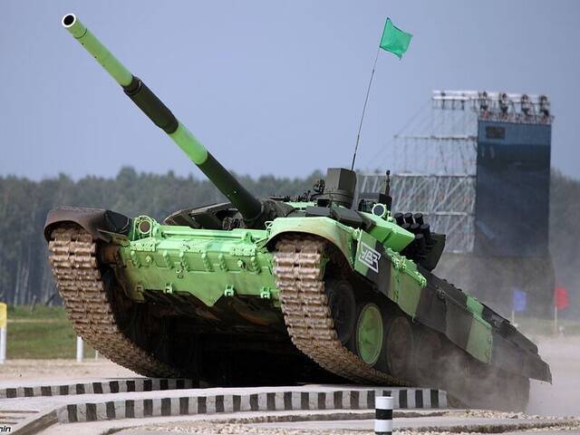 俄驻塔吉克斯坦军事基地升级大批军事装备，换装“坦克大赛”型主战坦克