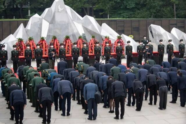 安葬仪式现场，全体人员向中国人民志愿军烈士遗骸三鞠躬。陶冉摄