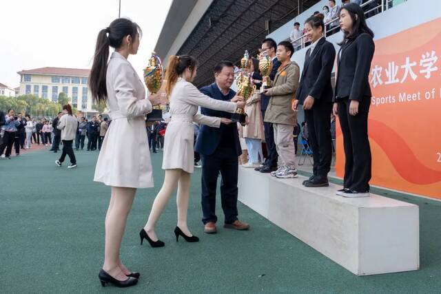 ▲校党委副书记、副校长姚江林向女子总分前五名单位颁奖（倪才华摄）