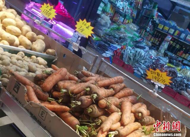 北京西城区某菜市场内部分耐储蔬菜价格。中新网记者谢艺观摄