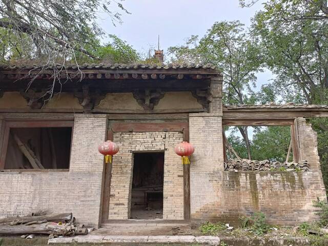光村玉皇庙正殿部分坍塌漏雨。新京报记者吴采倩摄