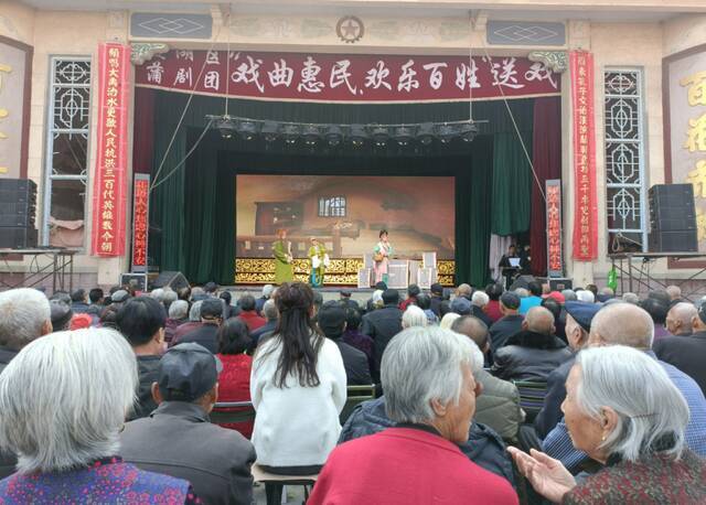 西庄戏台，台下大多是老年观众。新京报记者吴采倩摄