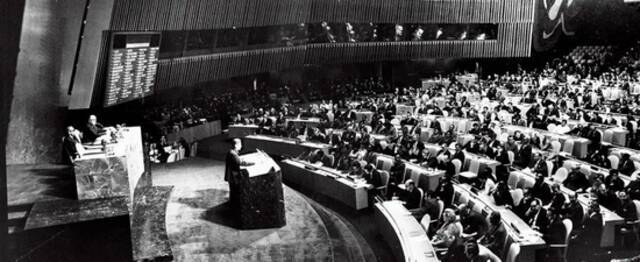 以乔冠华为团长、黄华为副团长的中华人民共和国代表团1971年11月15日出席联合国大会第26届会议的全体会议。这是乔冠华在会上发言。图/新华