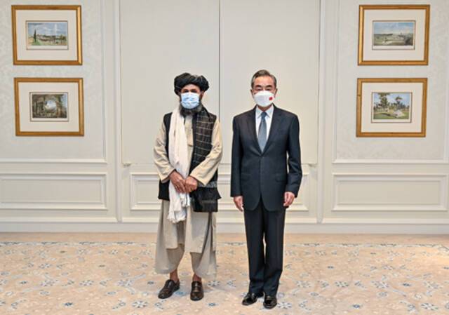 当地时间2021年10月25日，国务委员兼外长王毅在访问卡塔尔期间在多哈会见阿富汗塔利班临时政府代理副总理巴拉达尔。图源：外交部网站