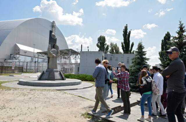 ↑游客在乌克兰切尔诺贝利核电站隔离区参观游览。图据新华社