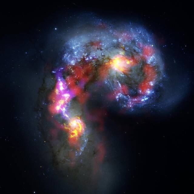 位于智利的阿塔卡马大型毫米/亚毫米阵列（ALMA）10周年第一张图像：天线星系碰撞