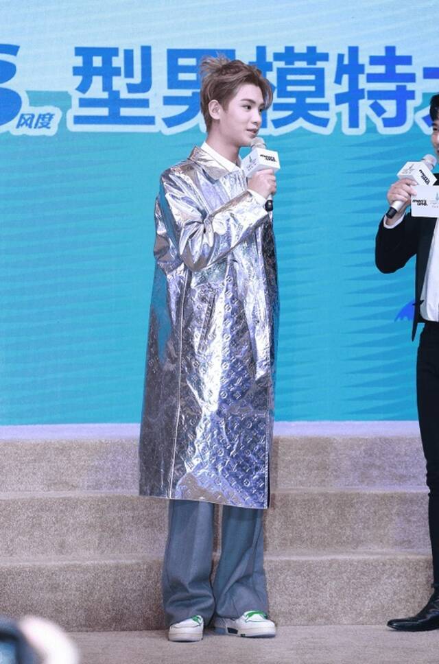 黄明昊