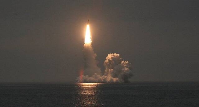 俄军潜艇试射“布拉瓦”导弹画面