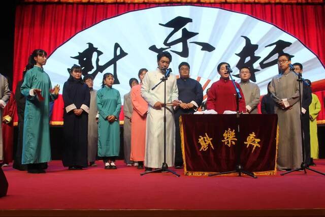 着七尺长衫 迎满座高朋 ——大学生斟乐轩相声社举办五周年庆典演出