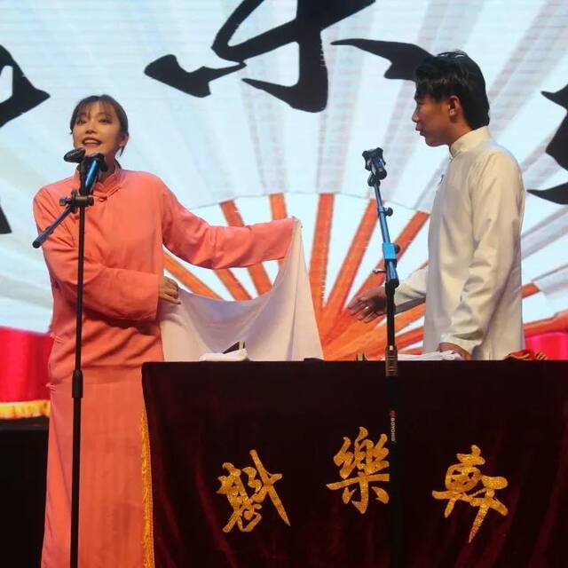 着七尺长衫 迎满座高朋 ——大学生斟乐轩相声社举办五周年庆典演出