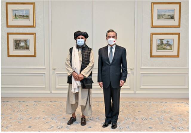 当地时间2021年10月25日，国务委员兼外长王毅在访问卡塔尔期间在多哈会见阿富汗塔利班临时政府代理副总理巴拉达尔。图/中国外交部官网