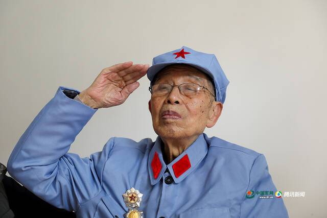 阮长桂向记者敬军礼。中国军网记者伍行健摄
