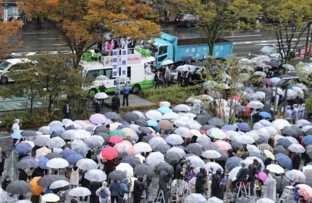 岸田在街头演讲（推特截图）