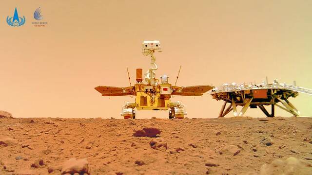 2021年6月11日，“祝融号”火星车在火星地表乌托邦平原与着陆器合影