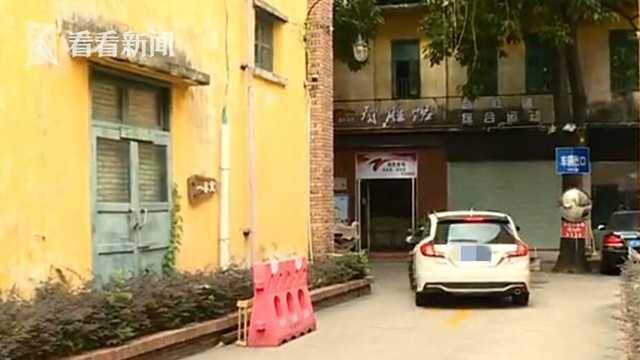 男子乱停车堵路40分钟 结果车尾被贴“大乌龟”