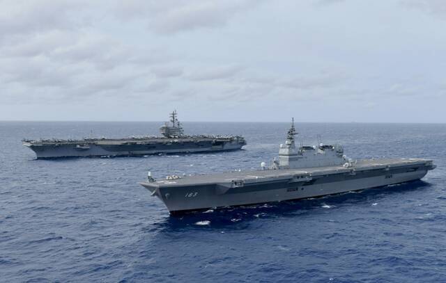 美国海军“里根”号航母与日本“出云”号航母联合演习