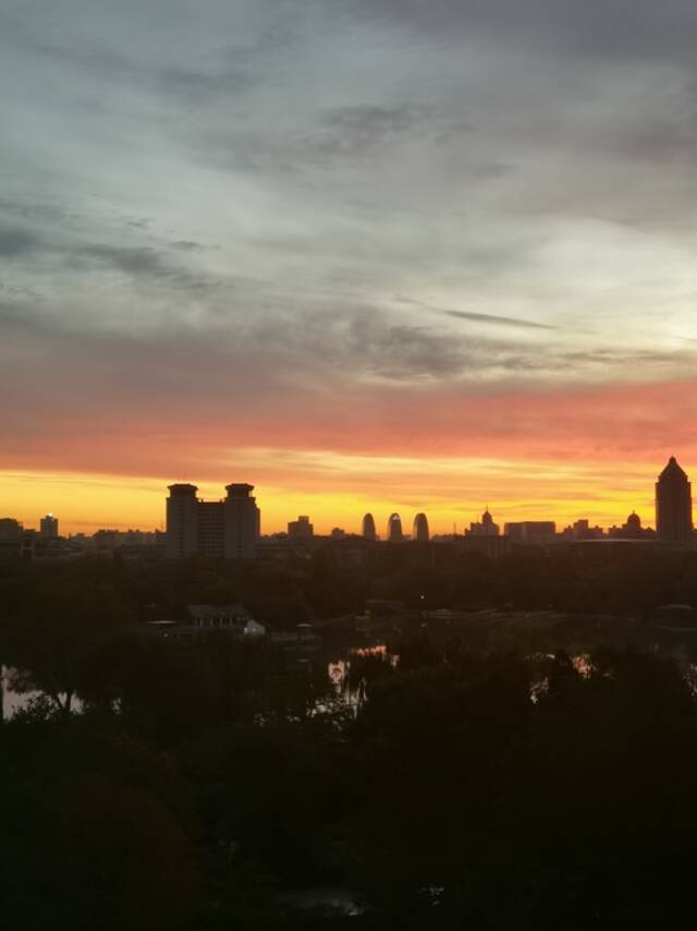 抬头看！今晨北京秋高气爽 红霞漫天