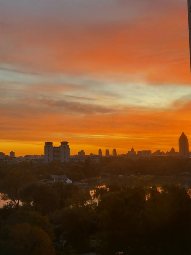 抬头看！今晨北京秋高气爽 红霞漫天