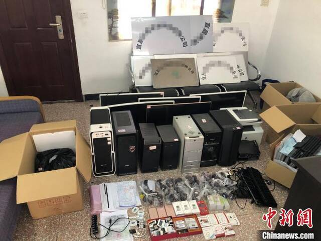 警方现场缴获的电脑等涉案物品枝江警方供图