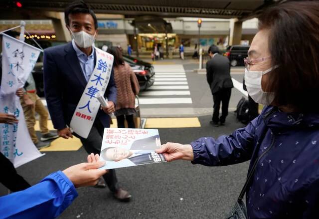 当地时间10月21日，日本东京，日本外相茂木敏充在为10月31日大选举行竞选活动。图/IC photo