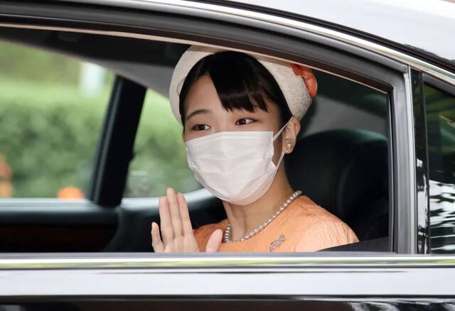 当地时间2021年10月25日，日本东京，日本真子公主在抵达上皇明仁和上皇后美智子的住所时挥手致意。图/IC photo