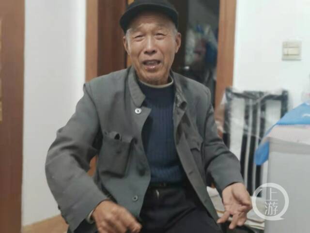 ▲10月20日，湖北荆州，何文福对记者称，他是被冤枉的，他当年并没有强奸卓某。摄影/上游新闻记者牛泰
