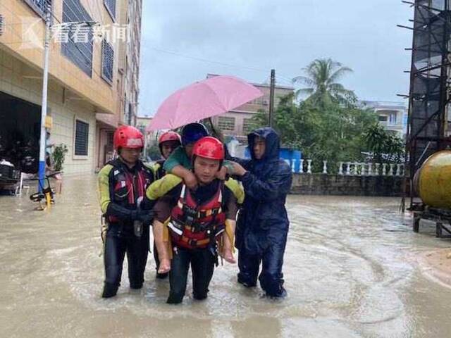 视频｜海南陵水：暴雨突袭人员被困 消防紧急救援