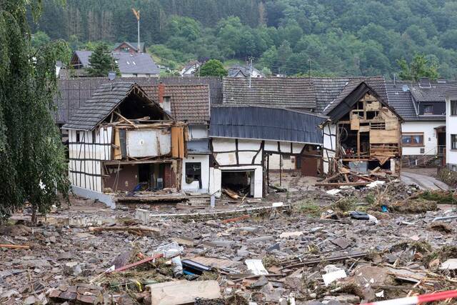 这是7月16日在德国莱茵兰-普法尔茨州阿尔韦勒县舒尔德镇拍摄的洪水中损坏的房屋。新华社发（约阿希姆·毕瓦勒兹摄）
