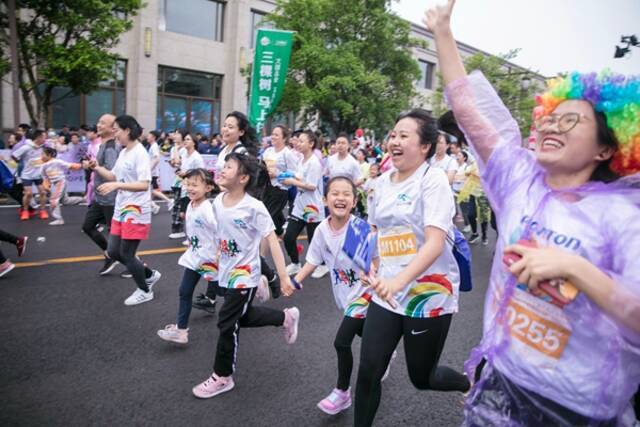 重庆市长寿区通过开展快乐跑起来等全民健身活动，积极倡导健康向上的城市生活理念，引导群众开展体育运动，丰富城市文化内涵。（重庆市长寿区纪委监委供李炎摄）