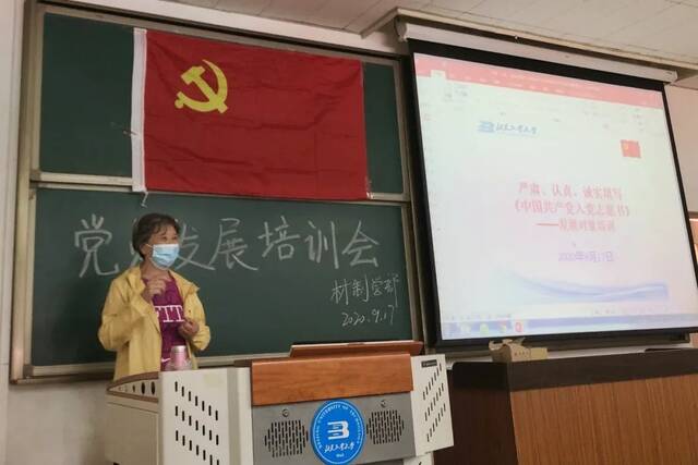 从来没有什么豪言壮语，却让党的光辉照进上千名青年学子心中