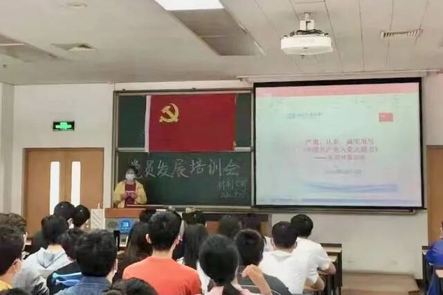 从来没有什么豪言壮语，却让党的光辉照进上千名青年学子心中