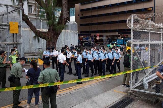 香港警务处与惩教署举行联合反恐演习 模拟处置在公共区域发现的可疑物品