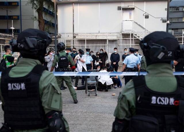香港警务处与惩教署举行联合反恐演习 模拟处置在公共区域发现的可疑物品