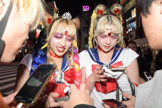 民众穿着万圣节的奇异服装走在东京街头（资料图）