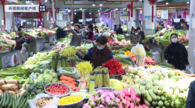 实地探访西宁农贸市场：菜品供应充足 市民按需采购