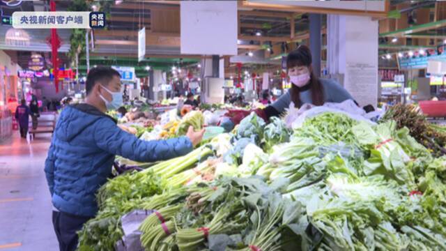 实地探访西宁农贸市场：菜品供应充足 市民按需采购