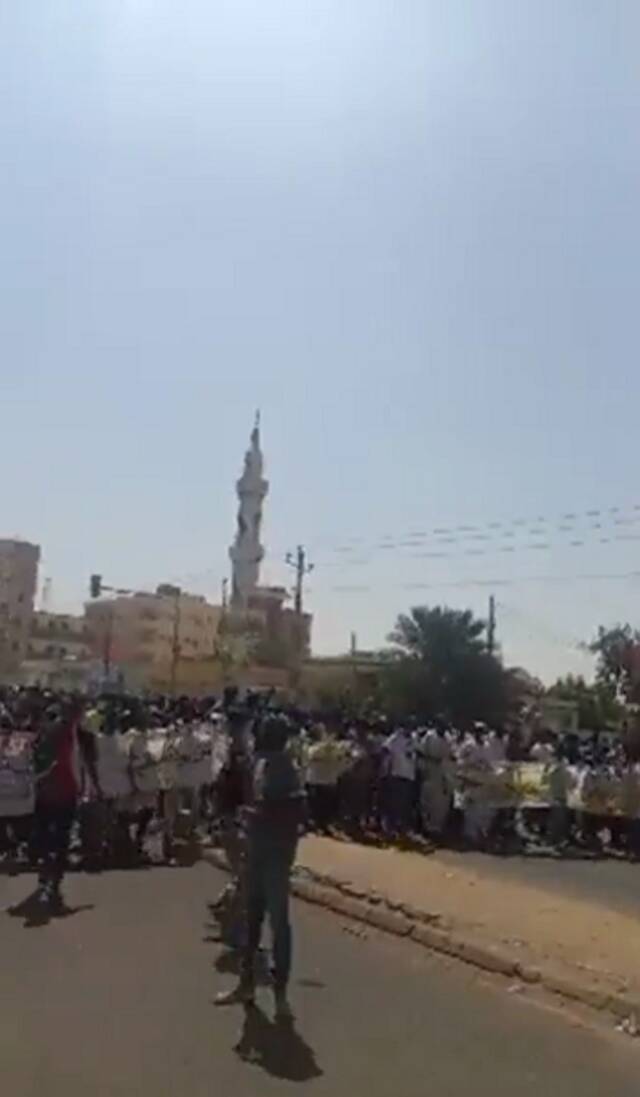 苏丹首都再度爆发民众游行 反对军事政变