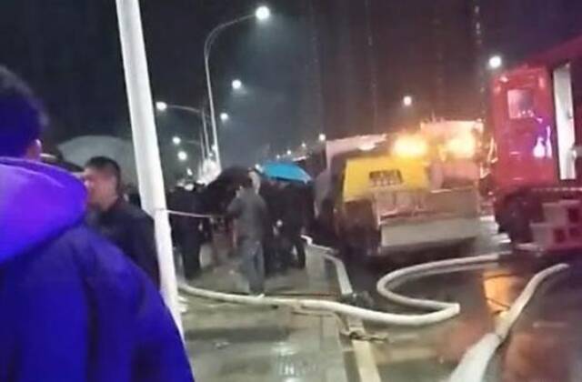 现场视频显示，当晚下雨，路边停着消防车，正在抽水，很多路人在围观。截屏图
