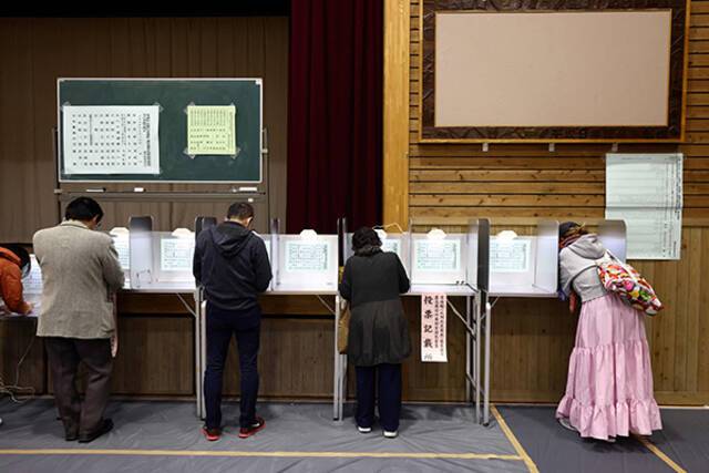 当地时间2021年10月31日，日本东京，人们在投票站投票。人民视觉图