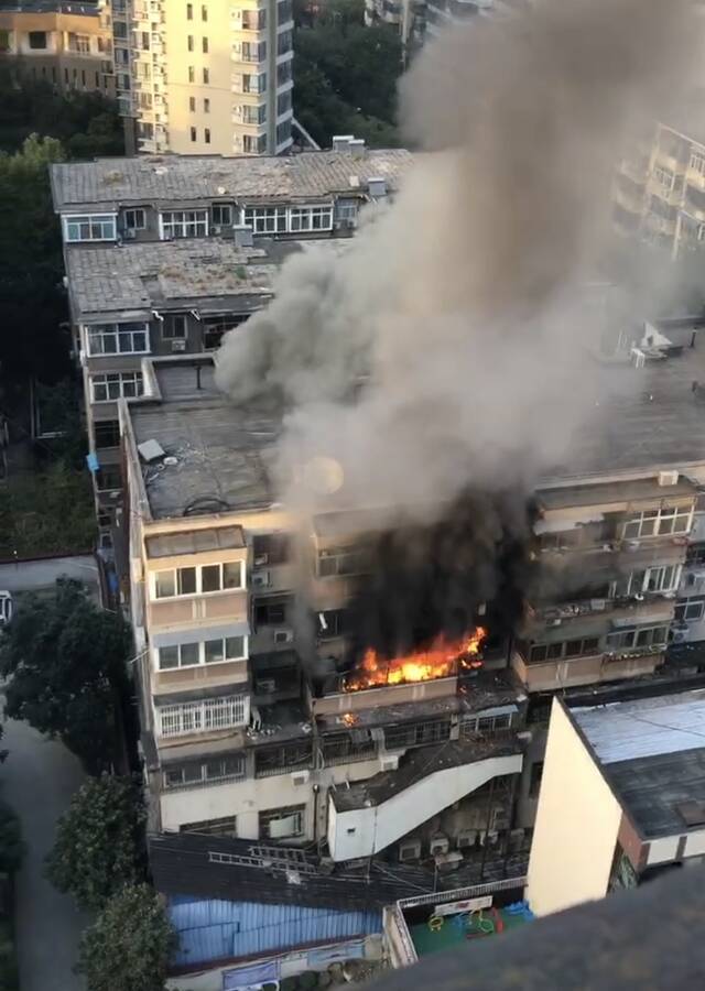 事发时，位于4层的房间起火，火苗蹿出阳台。受访者供图