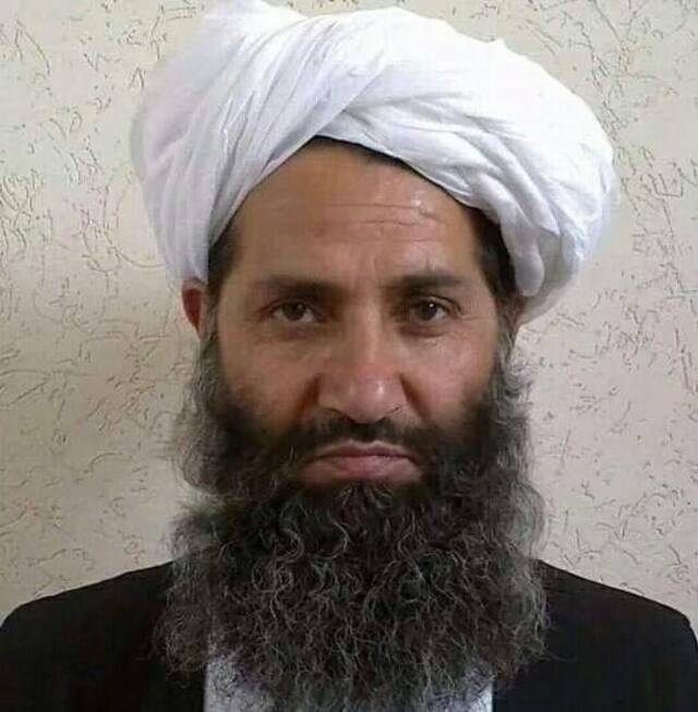 塔利班最高领导人首次公开露面：讲话现场戒备森严，谈及期望但未提政治
