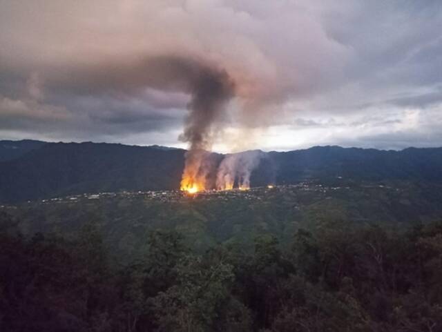 缅甸钦邦丹朗镇因武装冲突发生火灾 70多栋房屋被烧毁
