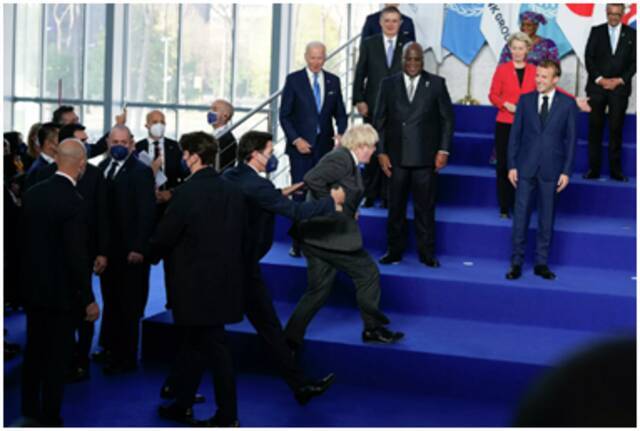 G20峰会上，约翰逊“猛冲”向马克龙！