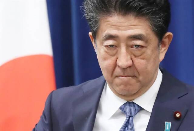 “哪里腐败哪里就有安倍”，前首相比现任还忙？