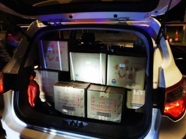 网约车后备厢查获8箱被盗茅台。本文图均为“台州公安”微信公号图